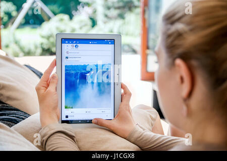 WROCLAW, Polen - 10. April 2017: Frau startet Facebook-Anwendung auf Lenovo Tablet. Facebook ist ein Online-social-Media und social networking Stockfoto