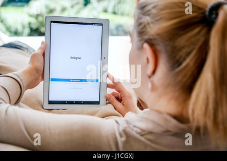 WROCLAW, Polen - 10. April 2017: Frau Instagram Anwendung auf Lenovo Tablet startet. Instagram ist eine mobile Foto-sharing-Anwendung Stockfoto