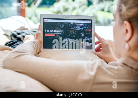 WROCLAW, Polen - 10. April 2017: Frau Netflix-Anwendung auf Lenovo Tablet startet. Netflix ist eine amerikanische Entertainment-Unternehmen Stockfoto