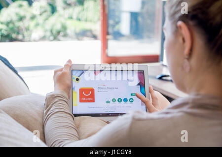 WROCLAW, Polen - 10. April 2017: Frau ist Aliexpress Anwendung auf Lenovo Tablet installieren. AliExpress.com ist ein Online-Handel-service Stockfoto