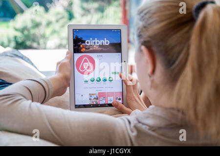 WROCLAW, Polen - 10. April 2017: Frau ist Airbnb Anwendung auf Lenovo Tablet installieren. Airbnb ist ein Online-Marktplatz und Gastfreundschaft service Stockfoto