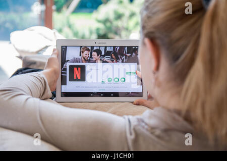 WROCLAW, Polen - 10. April 2017: Frau ist Netflix-Anwendung auf Lenovo Tablet installieren. Netflix ist eine amerikanische Entertainment-Unternehmen Stockfoto