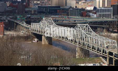 Infrastruktur - Rost und Schäden an der Brent Spence-Brücke, die Interstate 71 und 75 über den Ohio River zwischen Ohio und Kentucky trägt Stockfoto