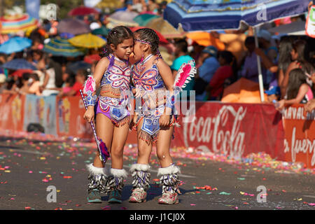 Junge Mädchen verkleidet als Tobas Tänzer in Anden Trachten erklingt in der jährlichen Carnaval Andino la Fuerza del Sol in Arica, Chile con. Stockfoto