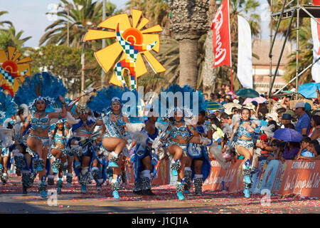 Tobas Tänzer in Anden Trachten erklingt in der jährlichen Carnaval Andino con la Fuerza del Sol in Arica, Chile. Stockfoto