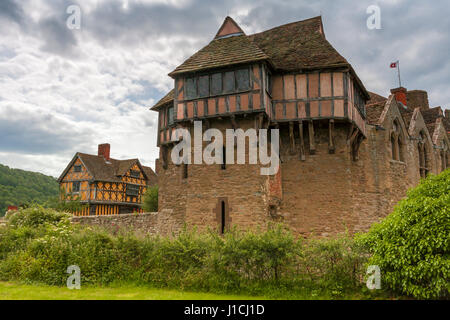 Mittelalterlichen befestigten Landsitz von Stokesay Castle, zeigt das Fachwerk-Torhaus und der Nordturm, Shropshire, England, UK Stockfoto