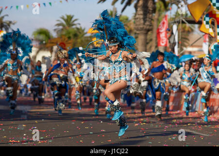 Tobas Tänzer in Anden Trachten erklingt in der jährlichen Carnaval Andino con la Fuerza del Sol in Arica, Chile. Stockfoto