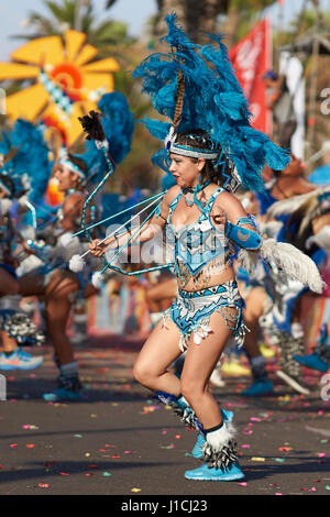 Tobas Tänzer in Anden Trachten erklingt in der jährlichen Carnaval Andino con la Fuerza del Sol in Arica, Chile. Stockfoto