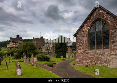 Mittelalterlichen befestigten Herrenhaus von Stokesay Castle und im Vordergrund die Kirche von St. Johannes der Täufer, Shropshire, England, UK Stockfoto