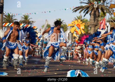 Tobas Tänzer in Anden Trachten erklingt in der jährlichen Carnaval Andino con la Fuerza del Sol in Arica, Chile. Stockfoto