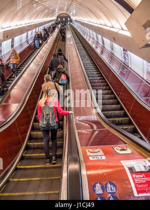 Prag, Tschechische Republik - 5. März 2017: Tunnel mit u-Bahn Rolltreppe Stockfoto