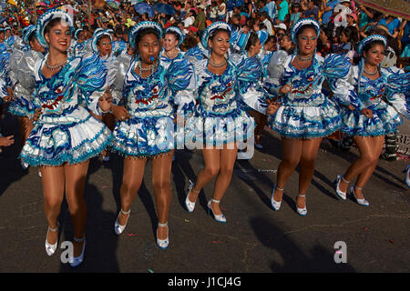 Caporales Tanzgruppe in prunkvollen Kostümen durchführen an den jährlichen Karneval Andino con la Fuerza del Sol in Arica, Chile. Stockfoto