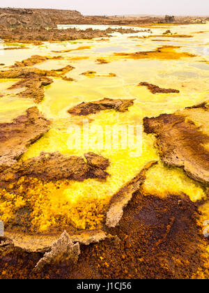 Schwefel See Dallol in einem vulkanischen Explosion Krater in der Danakil-Senke, nordöstlich des Bereichs Erta Ale in Äthiopien. Der See mit seinen Schwefel s Stockfoto