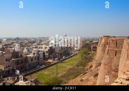 Hanumangarh Stadt von Bhatner Kastellmauern Restaurierung in Rajasthan Indien unter einem strahlend blauen Himmel von außen betrachtet Stockfoto