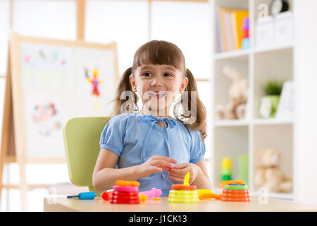 junge Mädchen, das mit den Händen Stockfoto