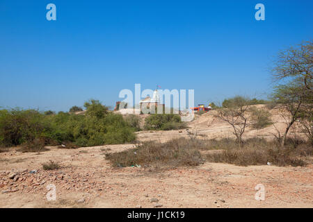 ein hindu-Tempel auf Bhatner Fort Hanumangarh Rajasthan Indien umgeben von laufenden Restaurierungsarbeiten und Akazie Bäume unter blauem Himmel Stockfoto