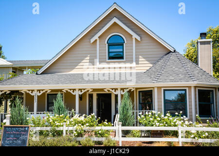 Die Malibu Familie Weine Weinprobe Zimmer Veranda und Eingang zu einem historischen viktorianischen Haus in Los Olivos, CA im Herzen von Santa Ynez Stockfoto