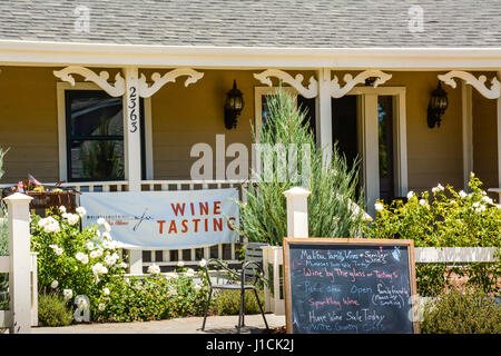 Die Malibu Familie Weine Weinprobe Zimmer Veranda und Eingang zu einem historischen viktorianischen Haus in Los Olivos, CA im Herzen von Santa Ynez Stockfoto