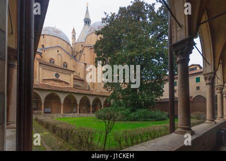 Ein Kloster in der Basilika des Heiligen Antonius von Padua in Padua, Veneto, Italien Stockfoto