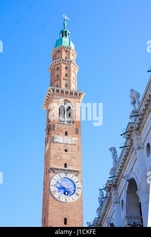 Der Uhrturm (Torre Bissara genannt) von der Basilica Palladiana, Piazza dei Signori, Vicenza, Venetien, Italien Stockfoto