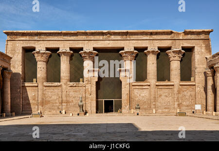 Innenhof und Spalten des ptolemäischen Tempel des Horus in Edfu, Ägypten, Afrika Stockfoto