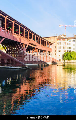 Der Ponte Vecchio (oder Ponte Degli Alpini) Brücke und Fluss Brenta, in Bassano del Grappa, Veneto, Italien Stockfoto