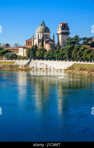 Die Kirche Santo Stefano in Verona, Veneto, Italien Stockfoto