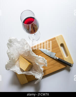 Parmigano Reggiano, der König der Käse mit einem Glas Rotwein Stockfoto