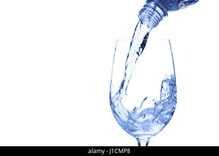 Einen Schuss Wasser aus einer Flasche, ein Glas in Blauton gegossen