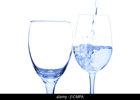Ein Schuss von Trinkwasser in ein Glas gegossen Stockfoto