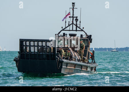 Royal Marines Mk 5 LCVP Landing Craft nähert sich der Strand in Southsea, Portsmouth, Großbritannien am 25. Juli 2015. Stockfoto