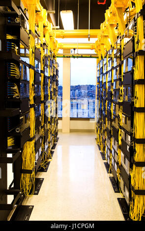 Ein Schuss von Netzwerkkabel und Servern in einem Rechenzentrum Technologie Stockfoto