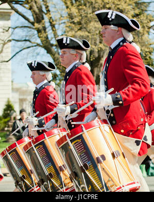 Die Armee alte Garde Fife und Drum Corps bei einer street Parade - Washington, DC USA Stockfoto