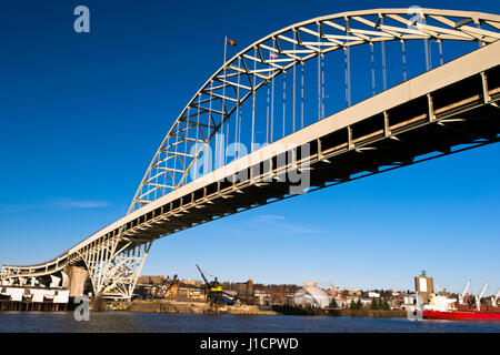 Großen Fremont Bogenbrücke über den Willamette River auf einem Hintergrund Industriegebiet und ein blauer Himmel. Portland, Oregon Stockfoto