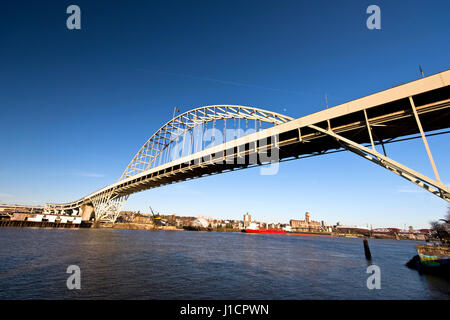 Große gewölbte zwei Ebenen Metallrahmen Fremont Brücke über den Willamette River auf dem Hintergrund Industriezone und blauer Himmel Stockfoto