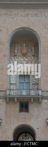 Zentraler Bestandteil arcade vor Atrium der berühmten Basilika von Santa Maria de Montserrat in Benediktinerabtei Montserrat, Barcelona, Katalonien, Spai Stockfoto