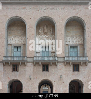 Die Passage in Front im Atrium der berühmten Basilika von Santa Maria de Montserrat in Benediktinerabtei Montserrat, Barcelona, Katalonien, Spanien. Stockfoto