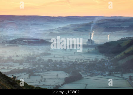 Die Hope Valley gefangen an einem nebligen Morgen vom großen Grat in der Nähe von Mam Tor. Stockfoto