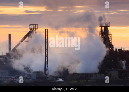 Sonnenuntergang am Port Talbot Stahlwerken, South Wales, Wales, Vereinigtes Königreich