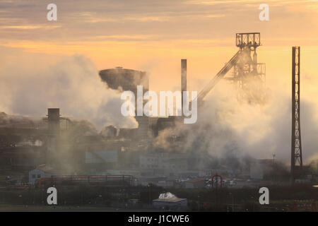 Sonnenuntergang am Port Talbot Stahlwerken, South Wales, Wales, Vereinigtes Königreich