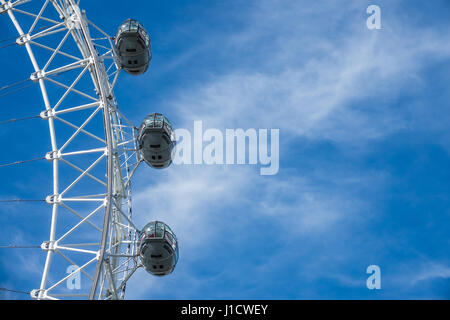 London, England - 25. März 2017: Passagier "Kapseln" auf dem London Eye, London Wahrzeichen und touristische Attraktion, UK Stockfoto