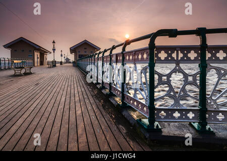 Penarth Pier in Süd-Wales bei Sonnenaufgang eingefangen. Stockfoto