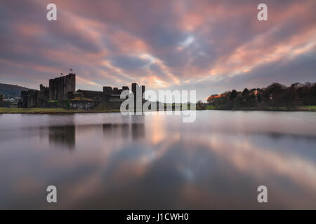 Sonnenuntergang in Caerphilly Castle in Süd-Wales Stockfoto