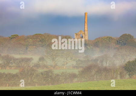 Killifreth Maschinenhaus aus in der Nähe von Wheal Bush an einem nebligen Morgen erfasst. Stockfoto