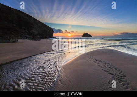 Trebarwith Strand Beach in der Nähe von Tintagel in North Cornwall bei Sonnenuntergang aufgenommen. Stockfoto