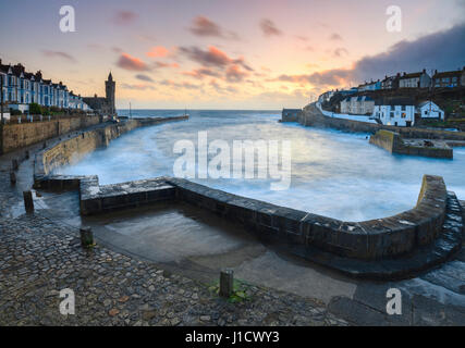 Porthleven Außenhafen erfasst bei Sonnenuntergang. Stockfoto