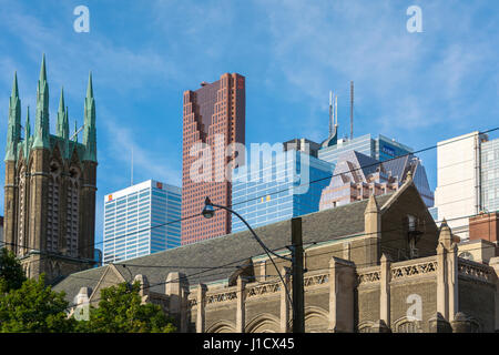 Toronto, Kanada-august 2,2015: Kirche und Wolkenkratzer auf den Straßen von den Vororten von Toronto an einem sonnigen Tag Stockfoto