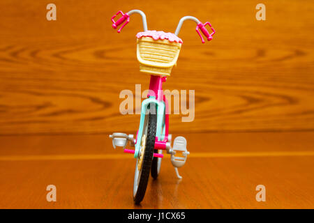 Spielzeug-Fahrrad. Vorderansicht Stockfoto