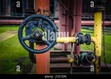 Ein altes Ventil, das zur Koksofenanlage von Zollverein in Essen gehört, die zum UNESCO-Weltkulturerbe gehört. Im Hintergrund sehen Sie die Koksbackofen-Batterie. Das Koksgas wurde zum Heizen und für chemische Produkte verwendet. Stockfoto