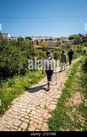 Wanderer auf den Cami de Cavalls in Menorca Stockfoto